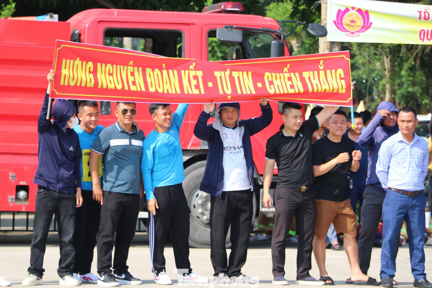 Khán giả reo hò, cổ vũ cho các đội thi.