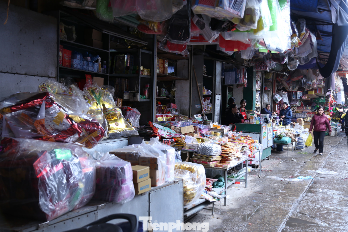 Trái ngược với đa số các mặt hàng phục vụ cúng rằm tháng Giêng đều tăng giá và đắt hàng thì thị trường hàng mã năm nay lại ế ẩm. Tại chợ Vinh - thủ phủ của hàng mã, lượng khách vô cùng ít, các con đường đều vắng người.