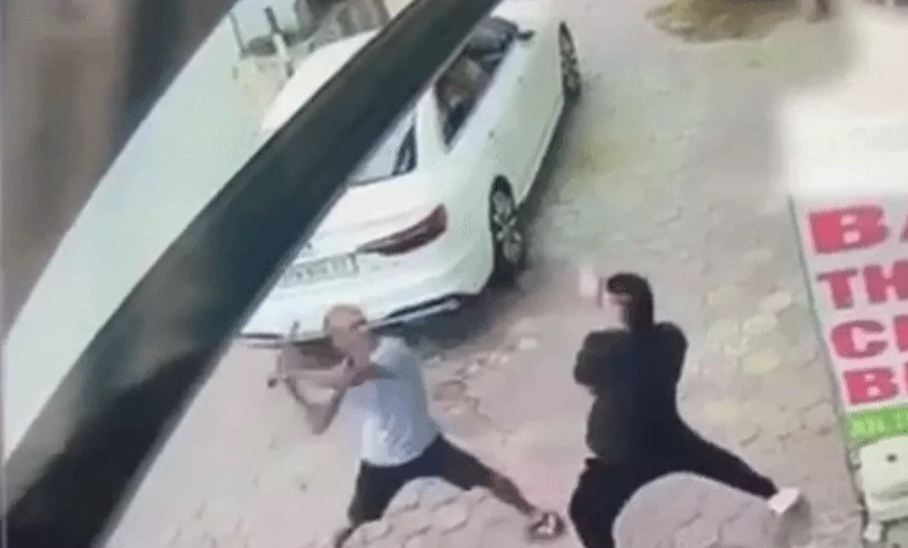 Hình ảnh nam thanh niên áo trắng cầm kiếm chém người trên phố. Ảnh cắt từ clip