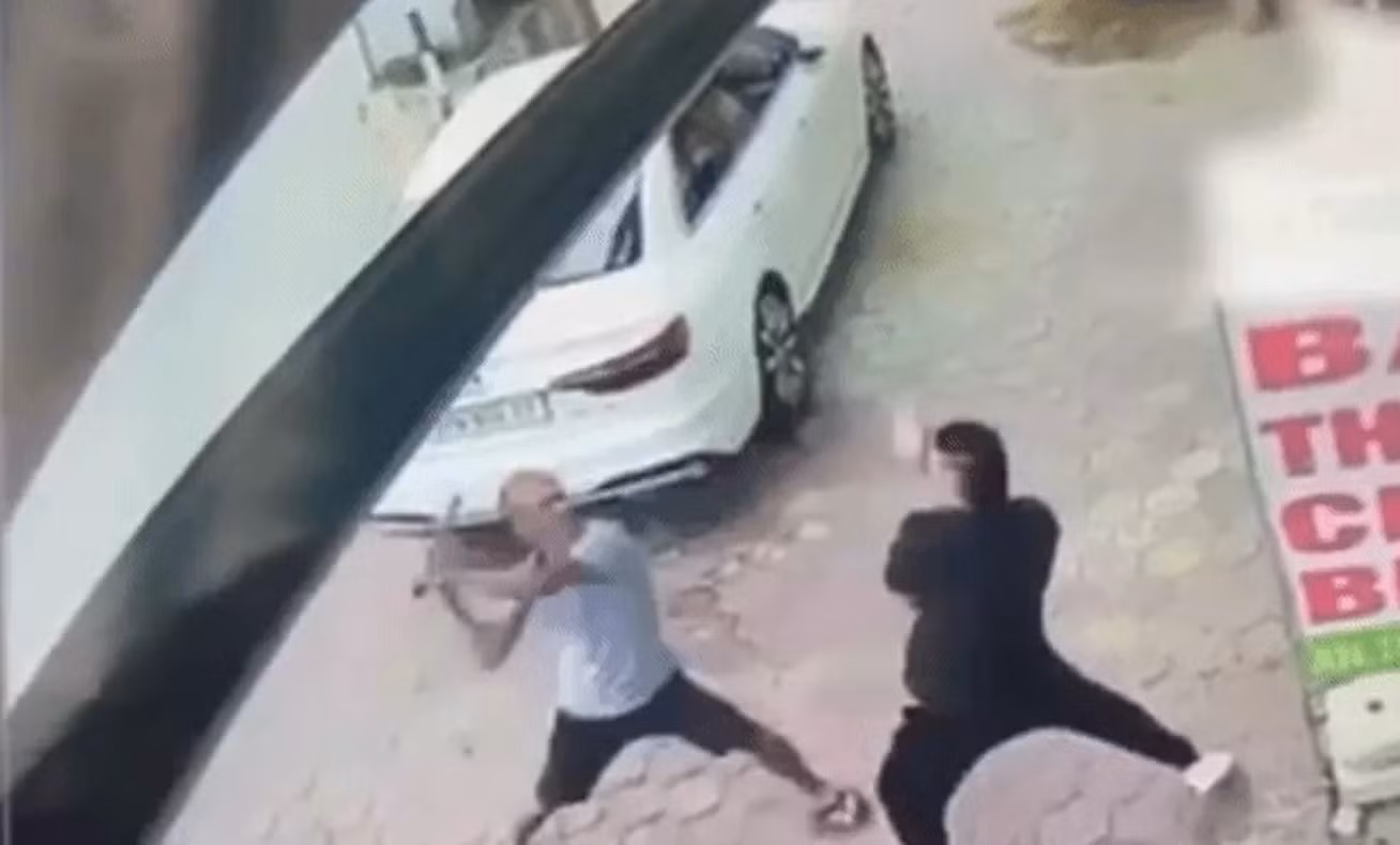 Hình ảnh nam thanh niên áo trắng cầm kiếm chém người trên phố. Ảnh cắt từ clip