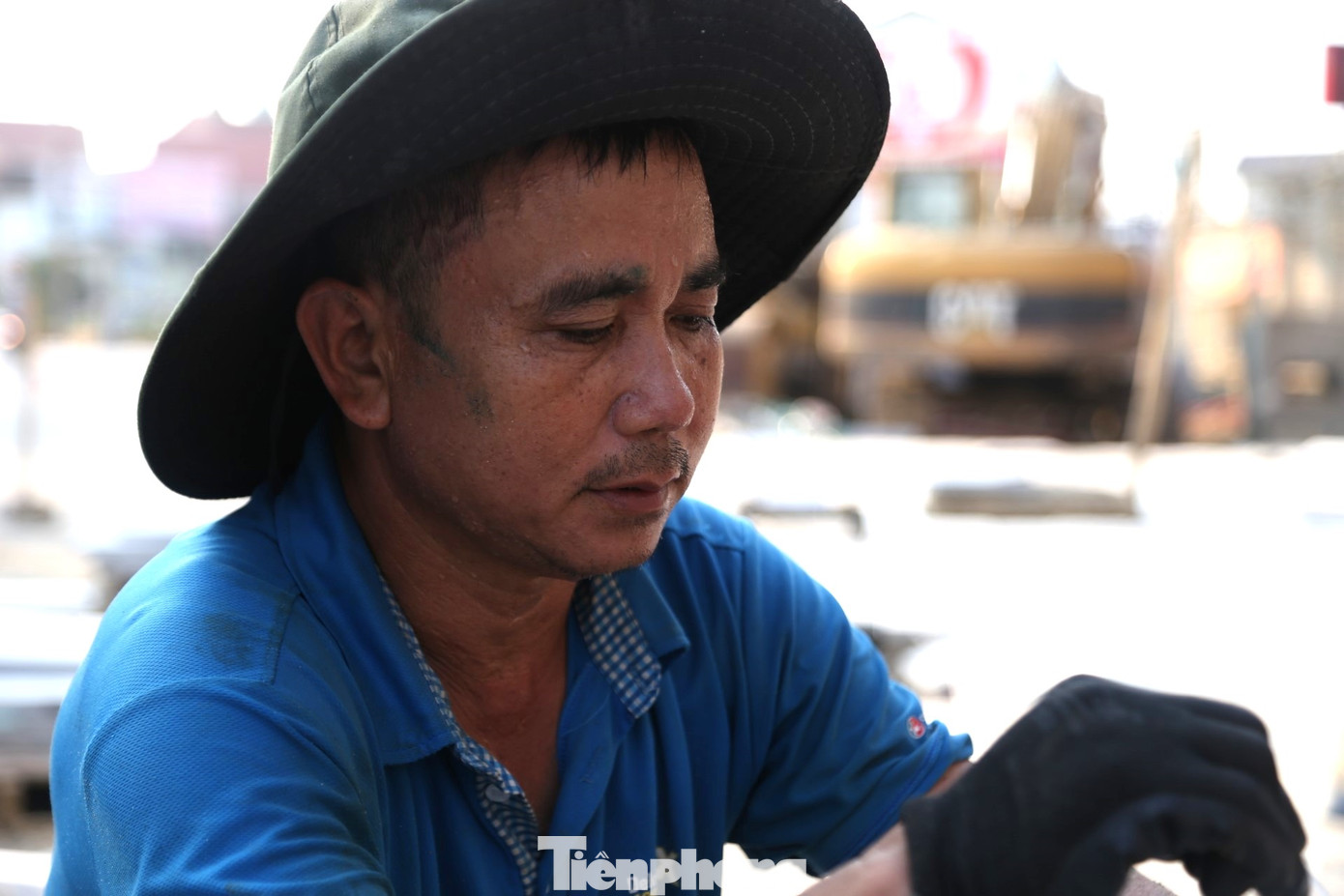 Người lao động mệt lả trong đợt nắng nóng đầu hè. Người lao động mệt lả trong đợt nắng nóng đầu hè.