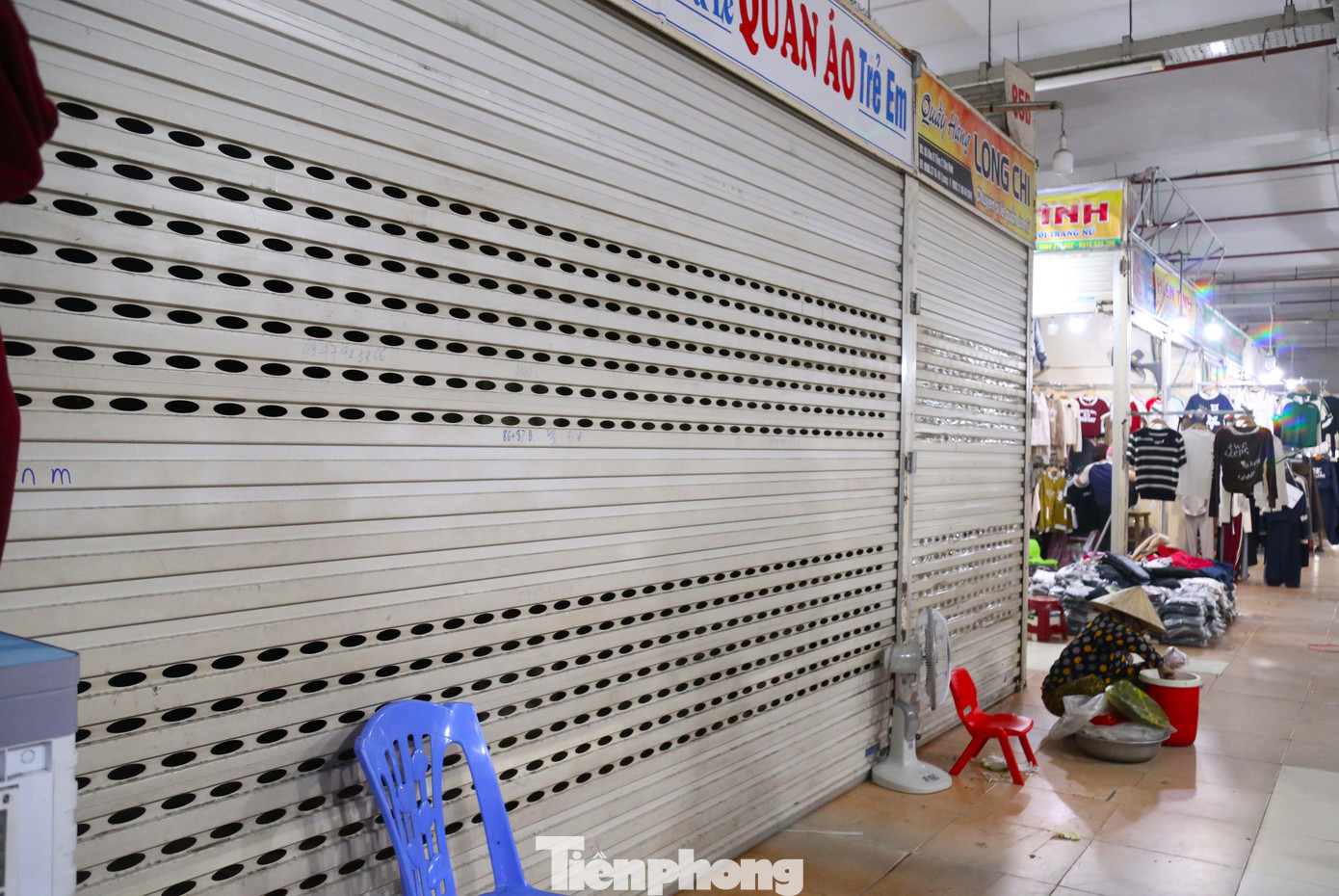 Nhiều ki-ốt "cửa đóng then cài" giữa mùa cao điểm bán hàng Tết.