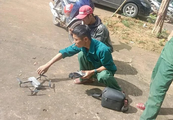 Dùng flycam để tìm kiếm khu vực trên cao. Dùng flycam để tìm kiếm khu vực trên cao.