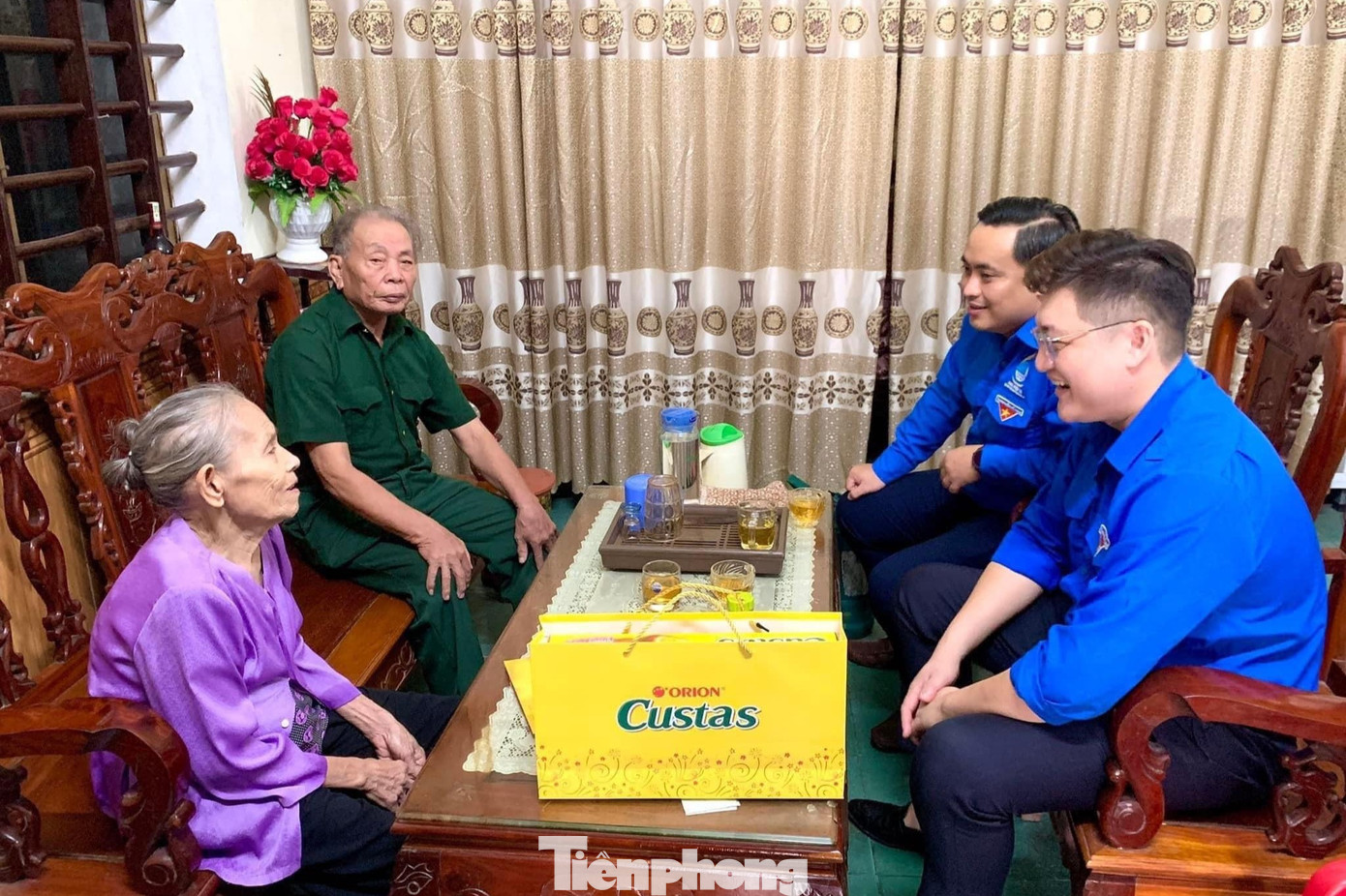 Ban Thường vụ Thành đoàn Vinh thăm, tặng quà nhân chứng lịch sử sự kiện 31/10/1968, bà Trần Thị Thông.