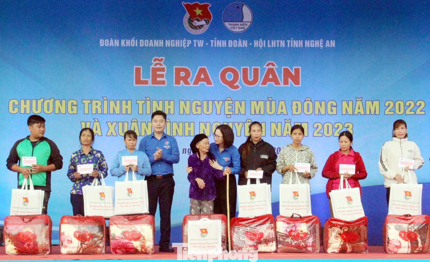 Đoàn Khối Doanh nghiệp T.Ư trao tặng 20 suất quà cho 20 người dân, hộ gia đình có hoàn cảnh khó khăn.