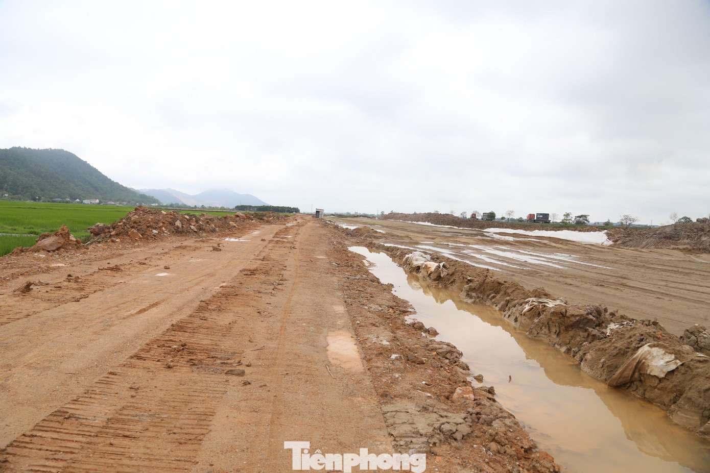 Công trường vắng bóng công nhân, máy móc cơ giới.