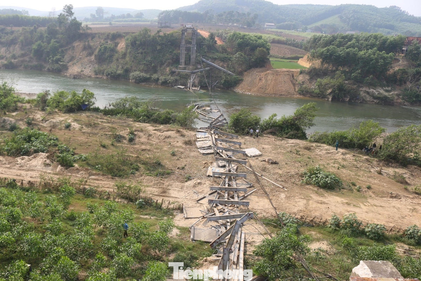 Hiện trường sập cầu treo Kẻ Nính Hiện trường sập cầu treo Kẻ Nính