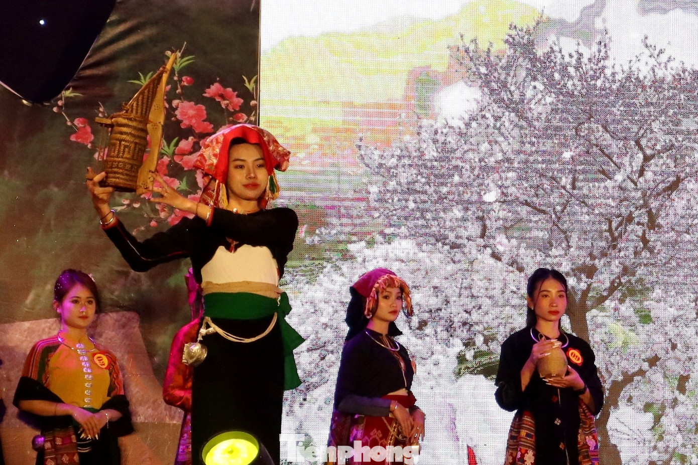 Sau hai phần thi trình diễn trang phục tự chọn và trang phục truyền thống, Ban tổ chức đã lựa chọn ra 6 thí sinh lọt vào vòng ứng xử. Đây là phần thi sau cùng và cũng là quan trọng nhất của đêm thi, quyết định ngôi vị quán quân người đẹp Hang Bua.