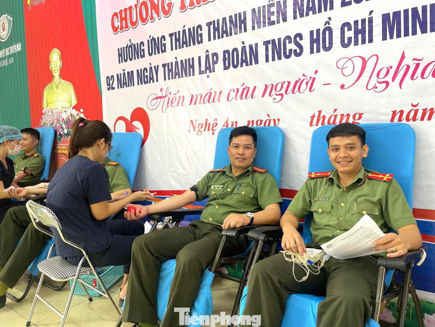 Cán bộ, chiến sĩ phòng An ninh chính trị nội bộ, Công an Nghệ An tham gia hiến máu. Ảnh: Thu Hiền Cán bộ, chiến sĩ phòng An ninh chính trị nội bộ, Công an Nghệ An tham gia hiến máu. Ảnh: Thu Hiền