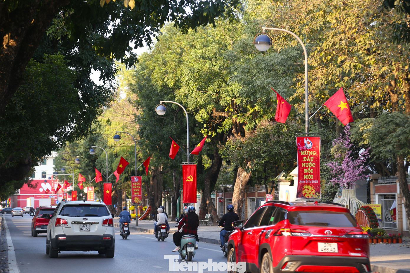 Dọc các tuyến phố như Lê Mao, Nguyễn Văn Cừ, Hồ Tùng Mậu,… rực rỡ cờ hoa, pano, áp phích.