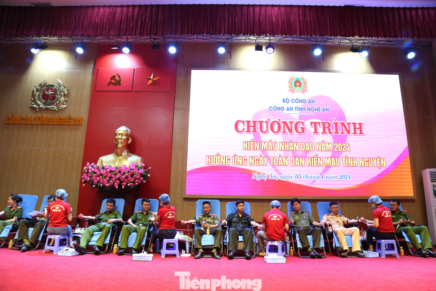 Chương trình hiến máu tình nguyện của công an tỉnh Nghệ An nòng cốt là sự xung kích của lực lượng đoàn viên, thanh niên được tổ chức thường niên, có ý nghĩa thiết thực, thể hiện nghĩa cử cao đẹp, tô thắm thêm hình ảnh người chiến sĩ Công an nhân dân "Vì nước quên thân, vì nhân dân phục vụ".