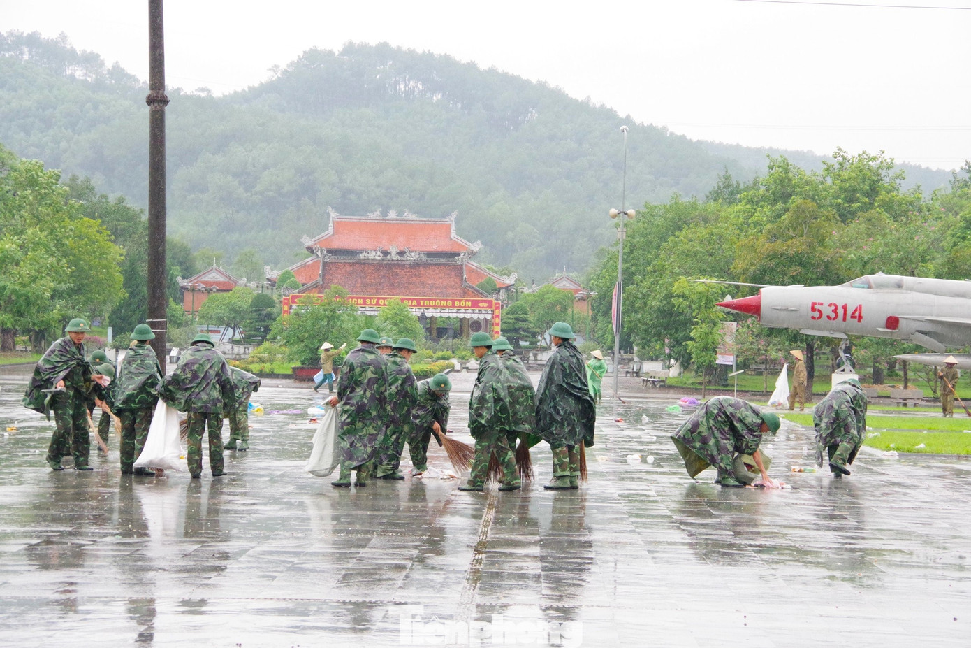 "Đội mưa" thu gom rác thải. "Đội mưa" thu gom rác thải.