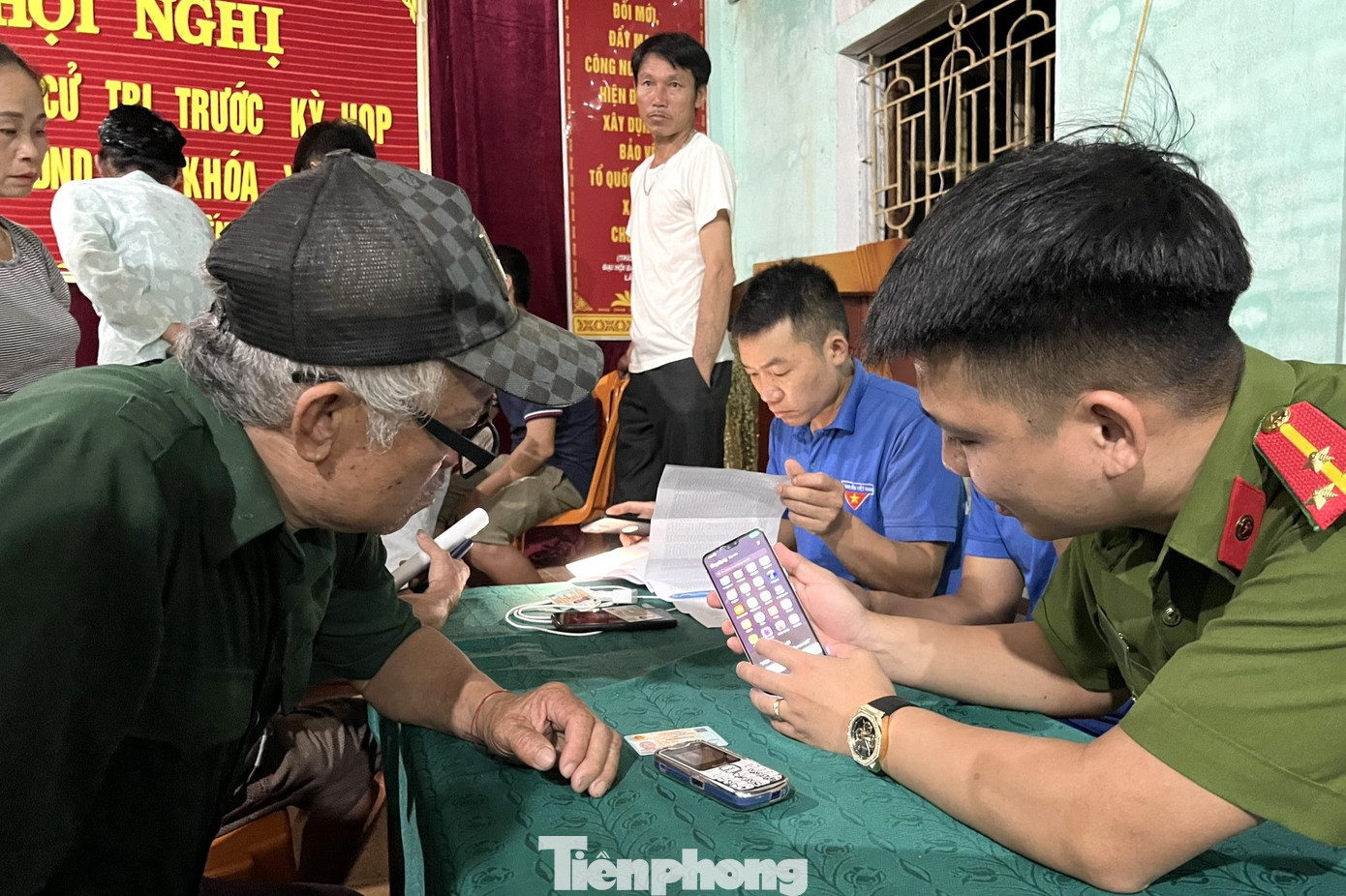 Tận tình giải thích về những tiện ích khi sử dụng tài khoản định danh điện tử trên ứng dụng VNeID như: Tiết kiệm được thời gian, chi phí khi thực hiện các giao dịch hành chính công. Có thể thay thế căn cước công dân và các loại giấy tờ mà công dân đăng ký tích hợp hiển thị trên ứng dụng định danh điện tử như: Giấy phép lái xe, đăng ký xe, bảo hiểm y tế....