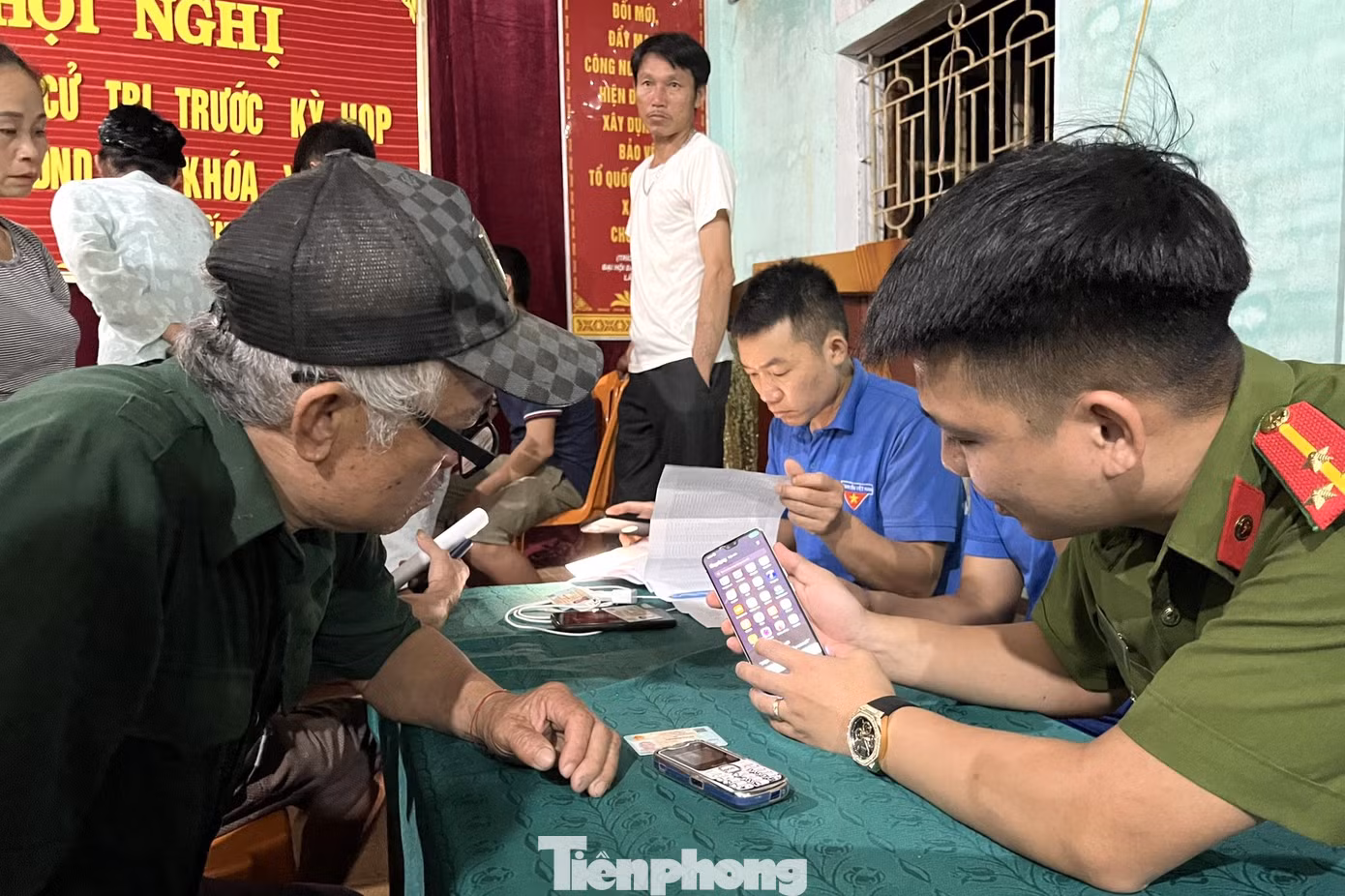 Tận tình giải thích về những tiện ích khi sử dụng tài khoản định danh điện tử trên ứng dụng VNeID như: Tiết kiệm được thời gian, chi phí khi thực hiện các giao dịch hành chính công. Có thể thay thế căn cước công dân và các loại giấy tờ mà công dân đăng ký tích hợp hiển thị trên ứng dụng định danh điện tử như: Giấy phép lái xe, đăng ký xe, bảo hiểm y tế....