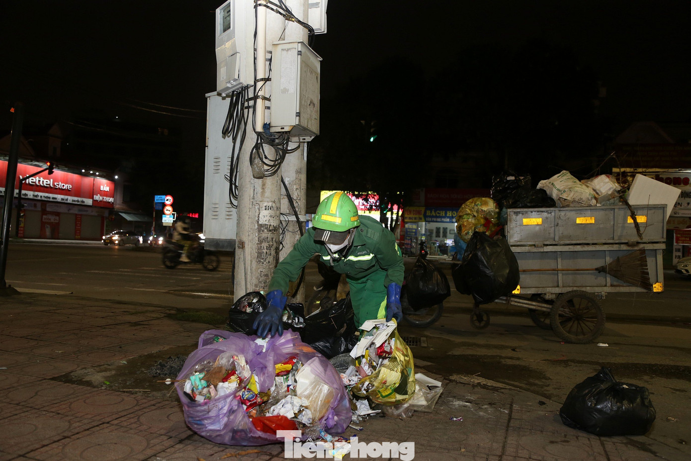 Đang cặm cụi khiêng từng túi rác chất lên xe, nhặt nhạnh những thứ rơi vãi mà người dân chưa kịp bỏ vào túi, chị Nguyễn Hải Yến chia sẻ: “Lượng rác vào dịp Tết tăng lên rất nhiều so với ngày thường nên chúng tôi luôn phải làm việc hết công suất. Chúng tôi chỉ mong người dân có ý thức giữ gìn vệ sinh chung, để phố phường khi nào cũng sạch, đẹp”.