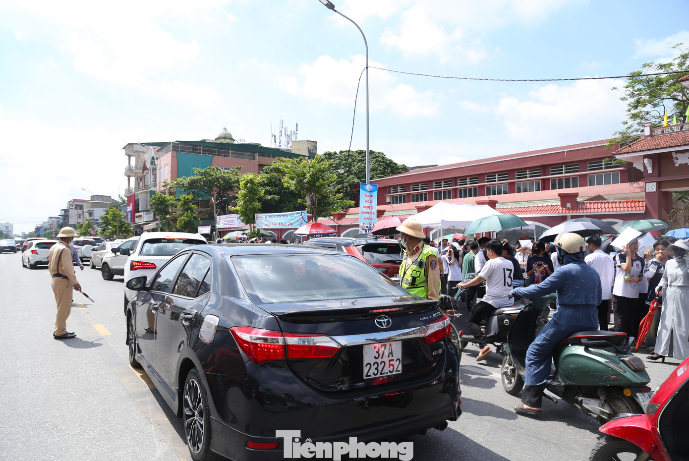 Tại cổng điểm thi Trường THPT Huỳnh Thúc Kháng nằm trên đường Lê Hồng Phong, thành phố Vinh, kết thúc giờ thi môn Ngữ Văn, có rất đông phụ huynh tập trung khu vực gần trường. Lưu lượng phương tiện tham gia trên tuyến đường đông khiến giao thông tại đây hỗn loạn. Để đảm bảo giao thông thông suốt, Tổ Cảnh sát giao thông địa bàn thành phố Vinh thuộc Phòng Cảnh sát giao thông Công an Nghệ An đã phân luồng, điều tiết giao thông.