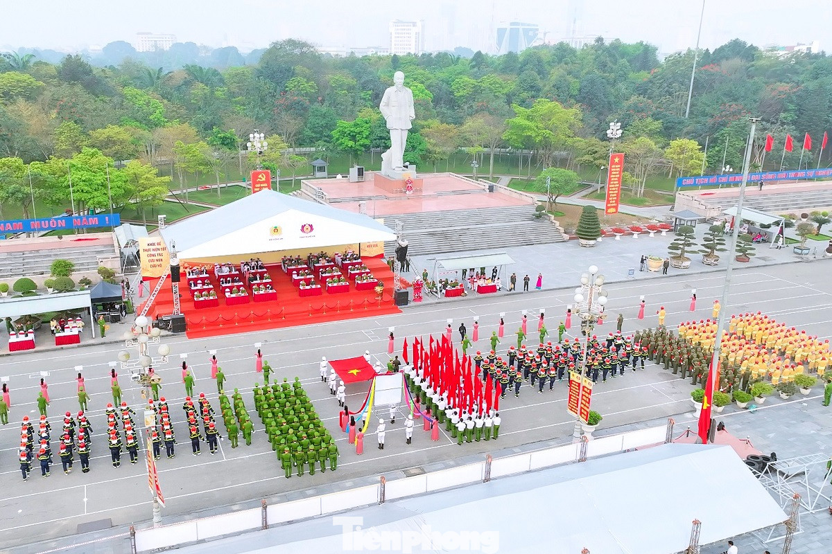 Sáng 4/4, tại Quảng trường Hồ Chí Minh (thành phố Vinh, Bộ Công an phối hợp với tỉnh Nghệ An tổ chức Hội thi thể thao nghiệp vụ chữa cháy và cứu nạn cứu hộ năm 2025, vòng thứ hai - khu vực III. Tham dự Hội thi có Thiếu tướng Nguyễn Đình Hoàn - Phó Cục trưởng Cục Cảnh sát phòng cháy, chữa cháy và cứu nạn cứu hộ (Bộ Công an).