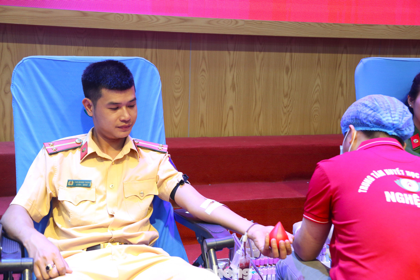 Đông đảo cán bộ, chiến sĩ tham gia hiến máu tình nguyện.