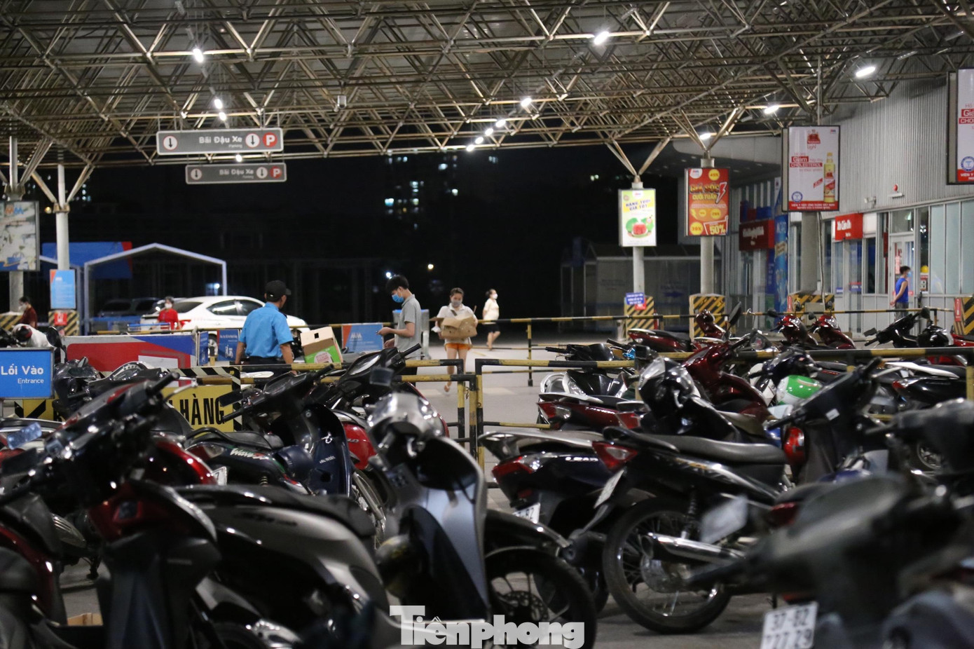 Tại Siêu thị MM Megamaket (phường Bến Thuỷ), hàng trăm người dân cũng đổ xô tới để mua hàng.