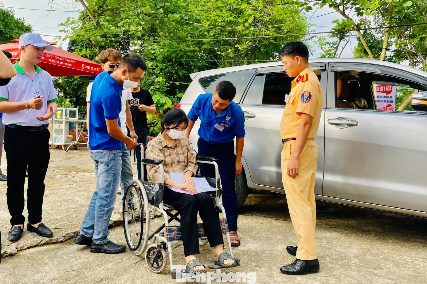 Em Lê Thu Quyên vừa mổ ruột thừa, được đội xe 0 đồng và đoàn viên thanh niên hỗ trợ đến điểm thi Em Lê Thu Quyên vừa mổ ruột thừa, được đội xe 0 đồng và đoàn viên thanh niên hỗ trợ đến điểm thi