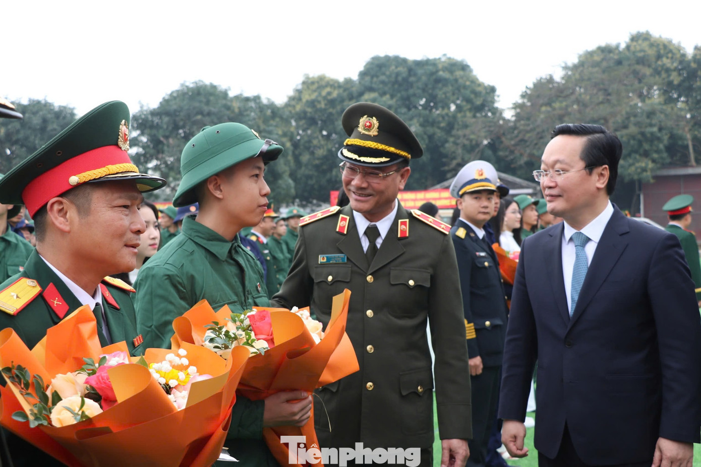 Trung tướng Phạm Thế Tùng - Thứ trưởng Bộ Công an và ông Nguyễn Đức Trung - Bí thư Tỉnh ủy Nghệ An động viên thanh niên lên đường nhập ngũ.
