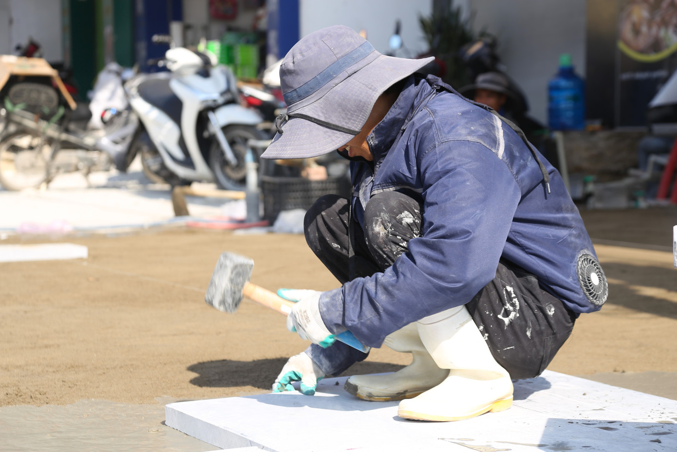 Công nhân làm việc tại các công trường phải mặc áo điều hòa (loại áo được trang bị quạt thông gió - PV) để chống lại cái nắng gắt ở “chảo lửa” thành Vinh.