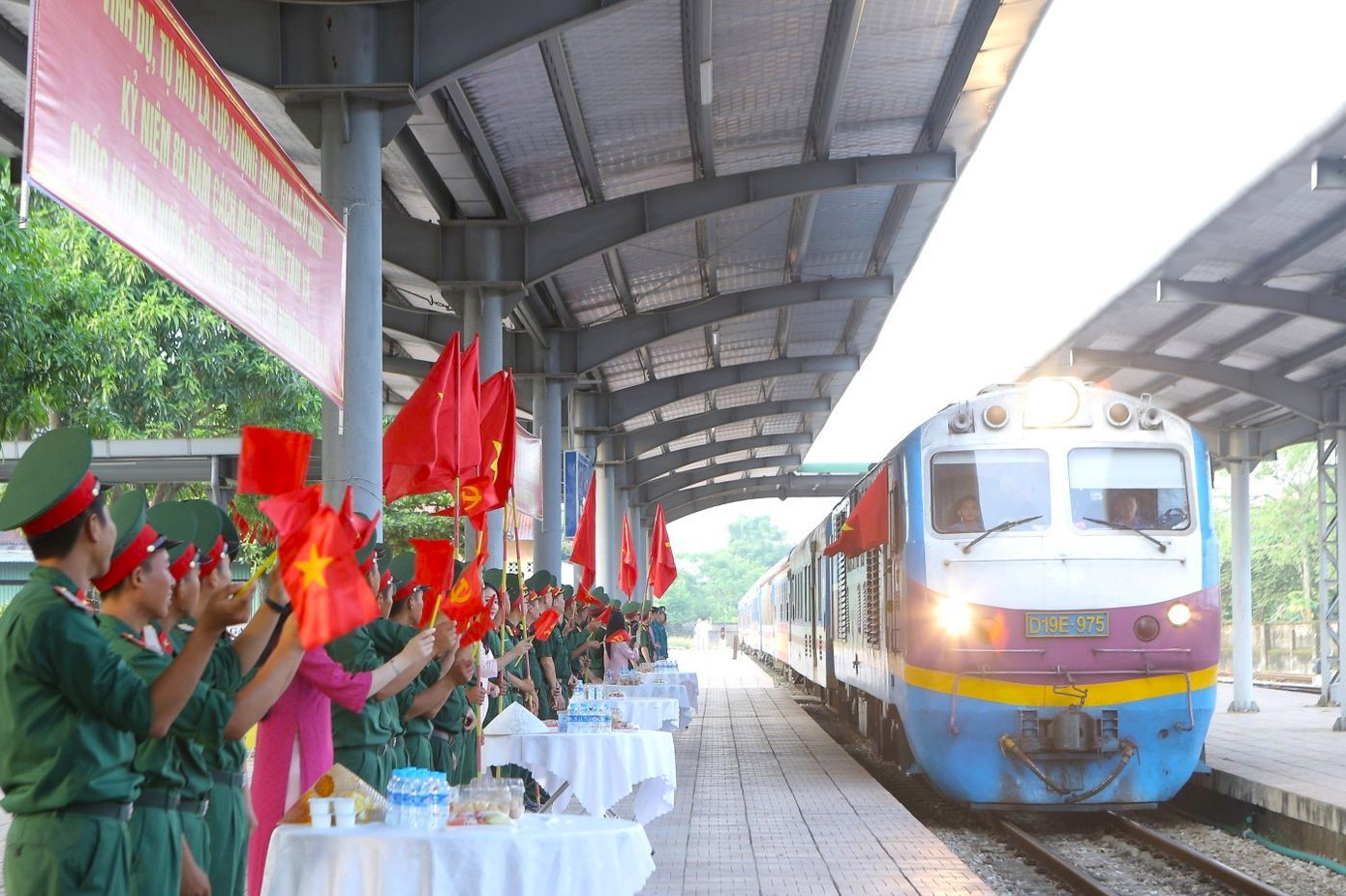 Lực lượng cán bộ, chiến sĩ Quân khu 7 tham gia diễu binh, diễu hành chào mừng kỷ niệm 80 năm Cách mạng tháng Tám và Quốc khánh nước Cộng hòa xã hội chủ nghĩa Việt Nam đến ga Vinh sáng 6/6.