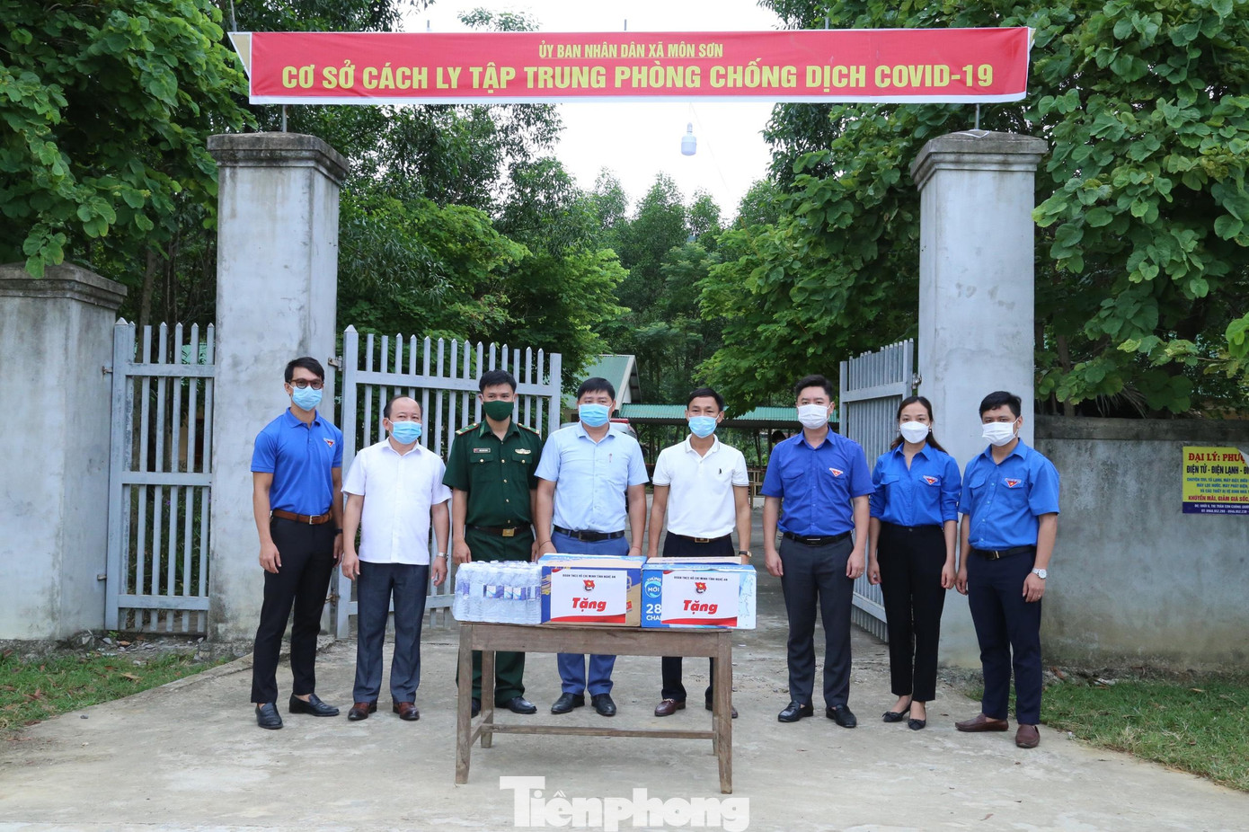 Thăm, tặng quà cho lực lượng tuyến đầu phòng, chống dịch tại huyện Con Cuông. (Ảnh: Thu Hiền)