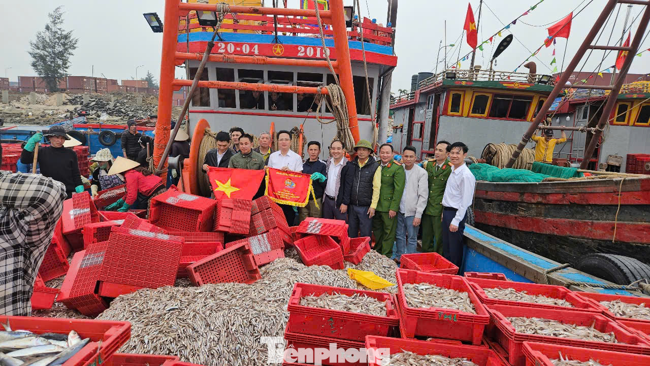 Lãnh đạo phường Nghi Thủy tặng cờ chúc mừng đội tàu ông Lưu đánh bắt được 26 tấn cá cơm.