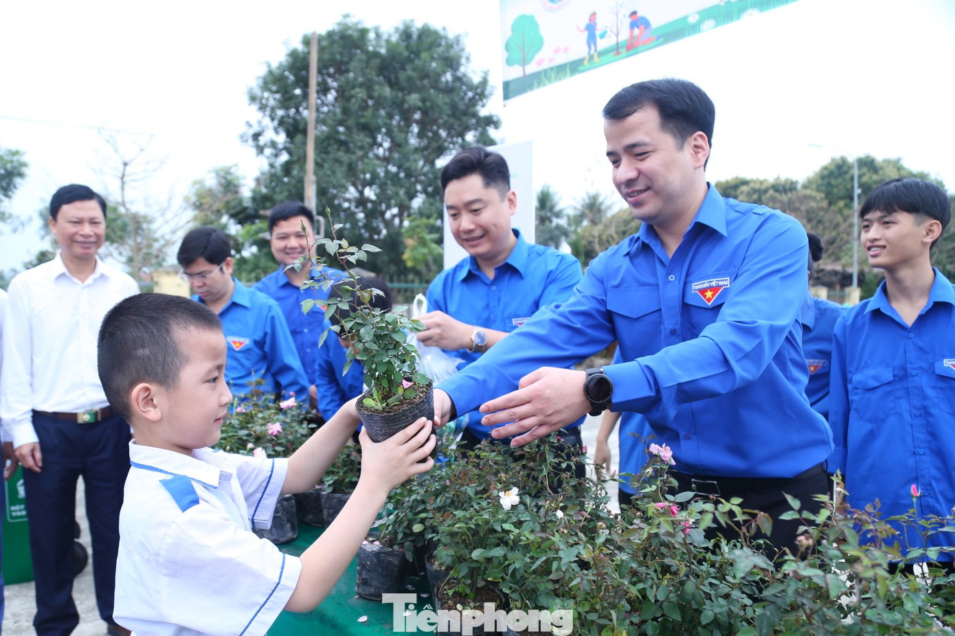 Anh Ngô Văn Cương, Bí thư BCH Trung ương Đoàn, Chủ nhiệm Ủy ban Kiểm tra Trung ương Đoàn hưởng ứng chương trình Đổi phế liệu lấy cây xanh.