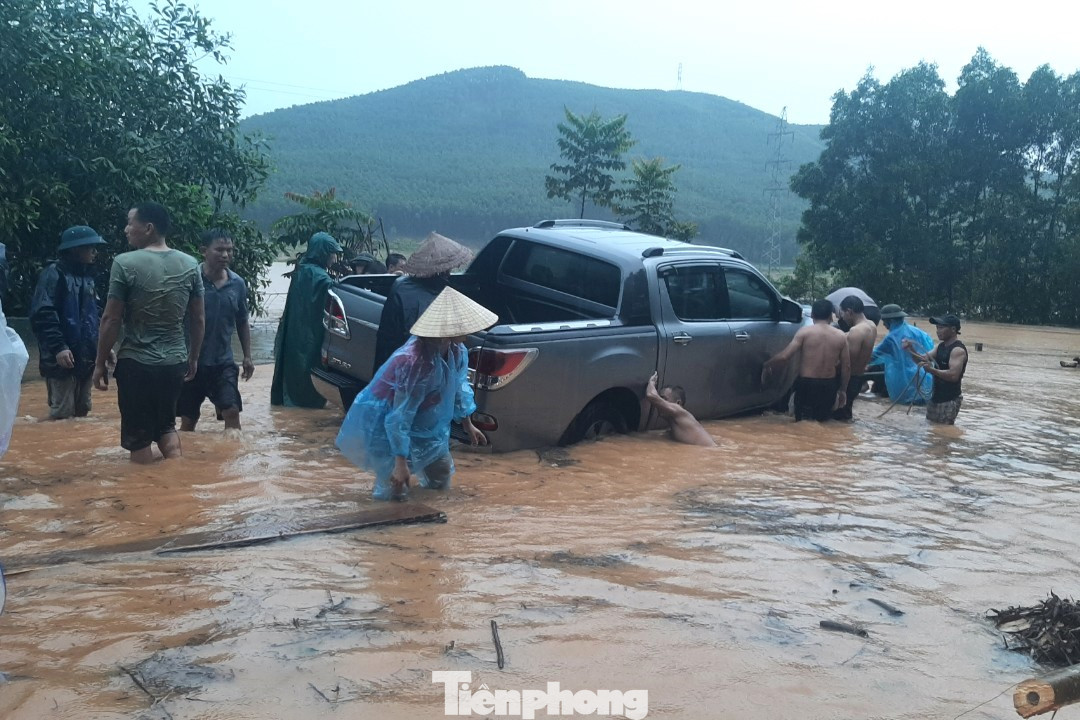 Xe ô tô của gia đình chị Thỏa bị ngập nước được người dân "giải cứu" đưa ra vùng an toàn. Xe ô tô của gia đình chị Thỏa bị ngập nước được người dân "giải cứu" đưa ra vùng an toàn.