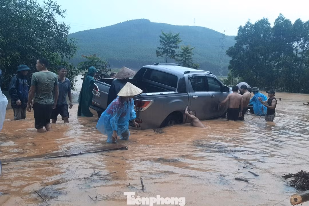 Xe ô tô của gia đình chị Thỏa bị ngập nước được người dân "giải cứu" đưa ra vùng an toàn.