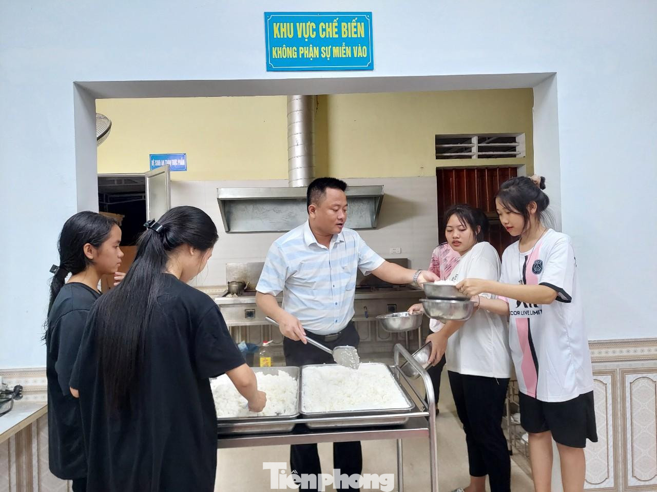 Mặc dù không tổ chức bán trú nhưng Trường THPT Thanh Chương 3 vẫn tổ chức các bữa ăn miễn phí cho học sinh ở xa.