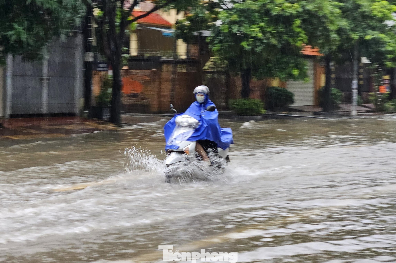 Khu vực Ga Vinh nước dâng lên nhanh (ảnh nhỏ bên trái). Nhiều phương tiện bì bõm lội nước đi làm trong sáng đầu tuần