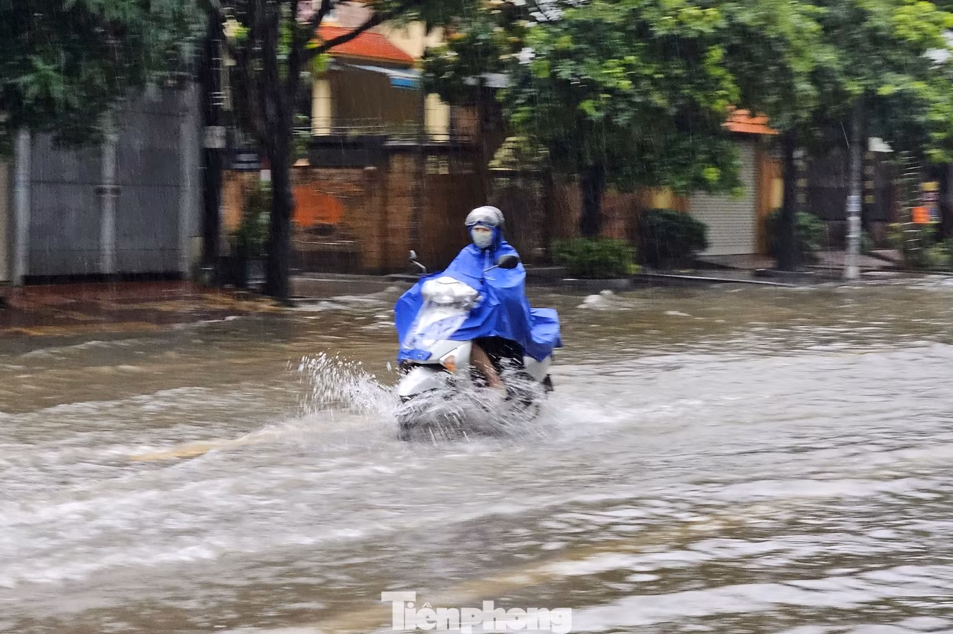 Khu vực Ga Vinh nước dâng lên nhanh (ảnh nhỏ bên trái). Nhiều phương tiện bì bõm lội nước đi làm trong sáng đầu tuần
