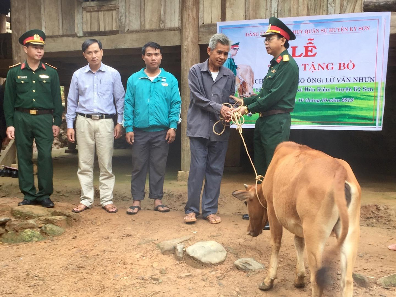 Tặng bò hộ ông Lữ Văn Nhưn, ở bản Đỉnh Sơn 1, xã Hữu Kiệm, huyện Kỳ Sơn, Nghệ An Tặng bò hộ ông Lữ Văn Nhưn, ở bản Đỉnh Sơn 1, xã Hữu Kiệm, huyện Kỳ Sơn, Nghệ An