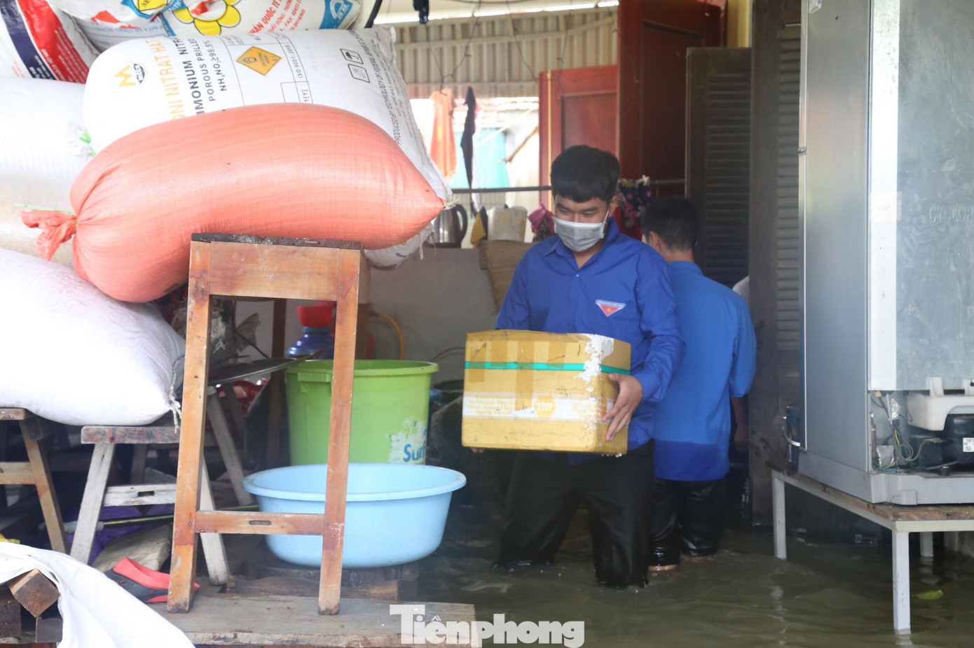 Ảnh hưởng của hoàn lưu cơn bão số 6, trên địa bàn huyện Quỳnh Lưu (Nghệ An) mưa lớn liên tiếp từ ngày 23 – 26/9 gây ngập nặng, chia cắt nhiều nơi. Sáng 27/9, hàng chục ĐVTN xã Quỳnh Hồng, huyện Quỳnh Lưu đã chung tay tiếp tế lương thực, nước sạch, hỗ trợ người dân dọn dẹp nhà cửa, giúp sớm ổn định cuộc sống. - Ảnh: Thu Hiền