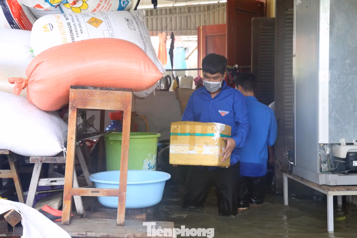 Ảnh hưởng của hoàn lưu cơn bão số 6, trên địa bàn huyện Quỳnh Lưu (Nghệ An) mưa lớn liên tiếp từ ngày 23 – 26/9 gây ngập nặng, chia cắt nhiều nơi. Sáng 27/9, hàng chục ĐVTN xã Quỳnh Hồng, huyện Quỳnh Lưu đã chung tay tiếp tế lương thực, nước sạch, hỗ trợ người dân dọn dẹp nhà cửa, giúp sớm ổn định cuộc sống. - Ảnh: Thu Hiền