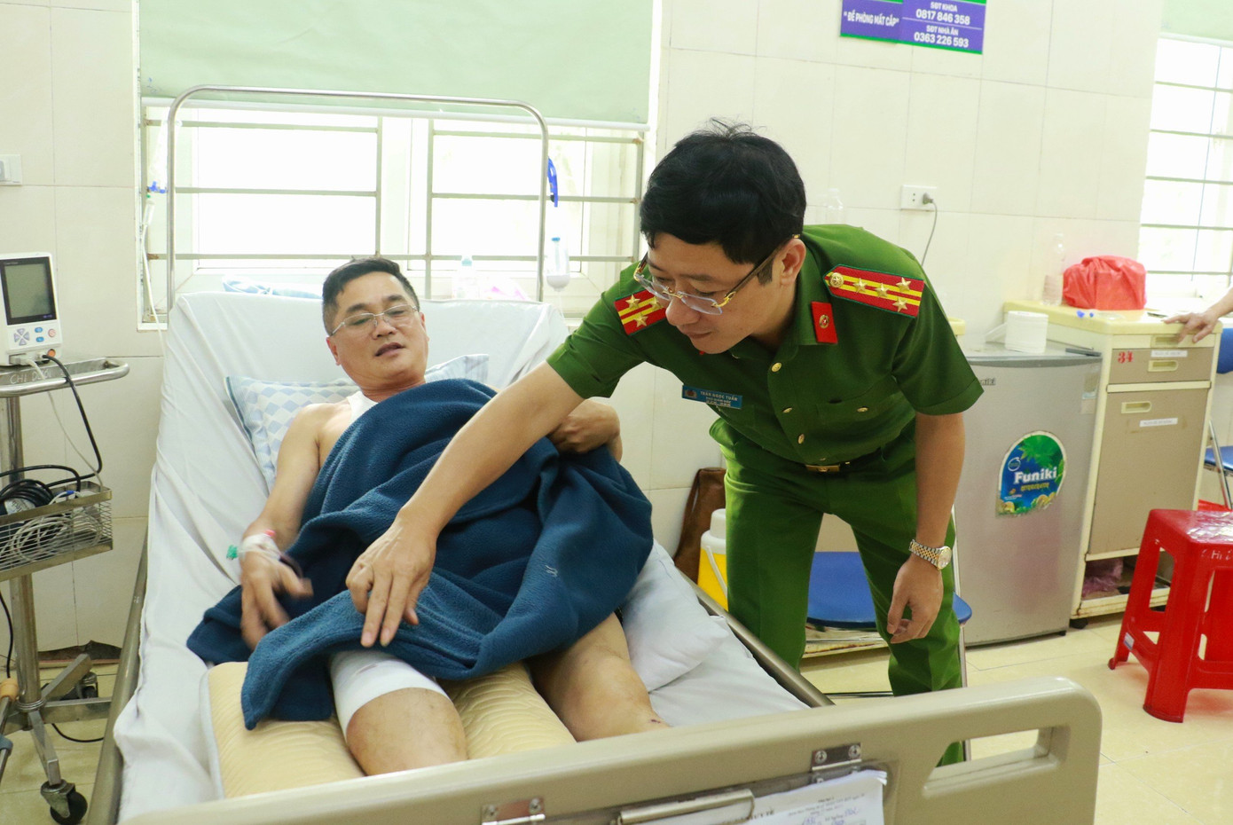 Đại tá Trần Ngọc Tuấn chia sẻ, động viên với Trung tá Hoàng Quang Vinh. Đại tá Trần Ngọc Tuấn chia sẻ, động viên với Trung tá Hoàng Quang Vinh.