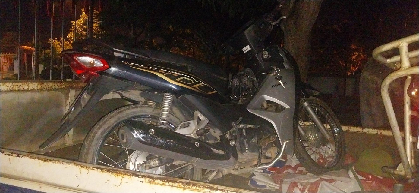 Chiếc xe mô tô đối tượng Lê Thanh Hoàng sử dụng lao vào tổ công tác Chiếc xe mô tô đối tượng Lê Thanh Hoàng sử dụng lao vào tổ công tác