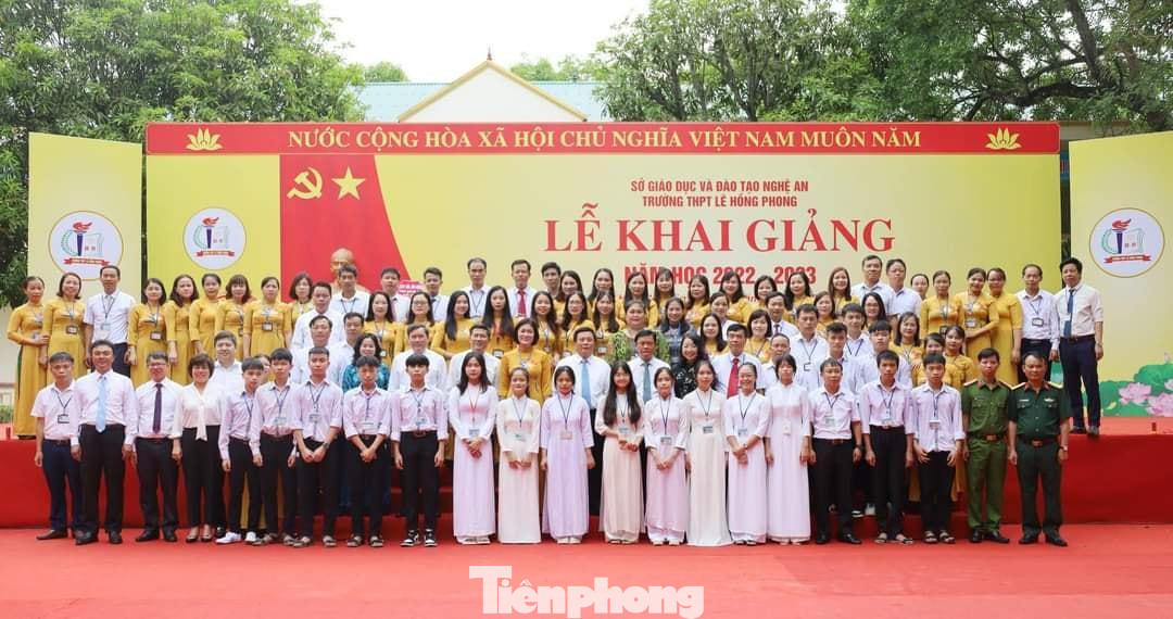 Đồng chí Nguyễn Xuân Thắng và các đại biểu chụp ảnh lưu niệm cùng thầy và trò Trường THPT Lê Hồng Phong. Đồng chí Nguyễn Xuân Thắng và các đại biểu chụp ảnh lưu niệm cùng thầy và trò Trường THPT Lê Hồng Phong.