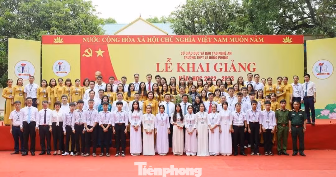 Đồng chí Nguyễn Xuân Thắng và các đại biểu chụp ảnh lưu niệm cùng thầy và trò Trường THPT Lê Hồng Phong. Đồng chí Nguyễn Xuân Thắng và các đại biểu chụp ảnh lưu niệm cùng thầy và trò Trường THPT Lê Hồng Phong.