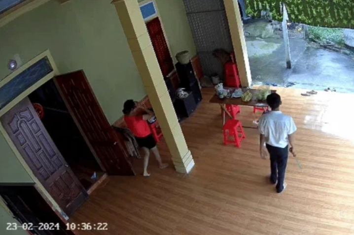 Người đàn ông cầm theo hung khí đến &quot;nói chuyện&quot; với bà M.