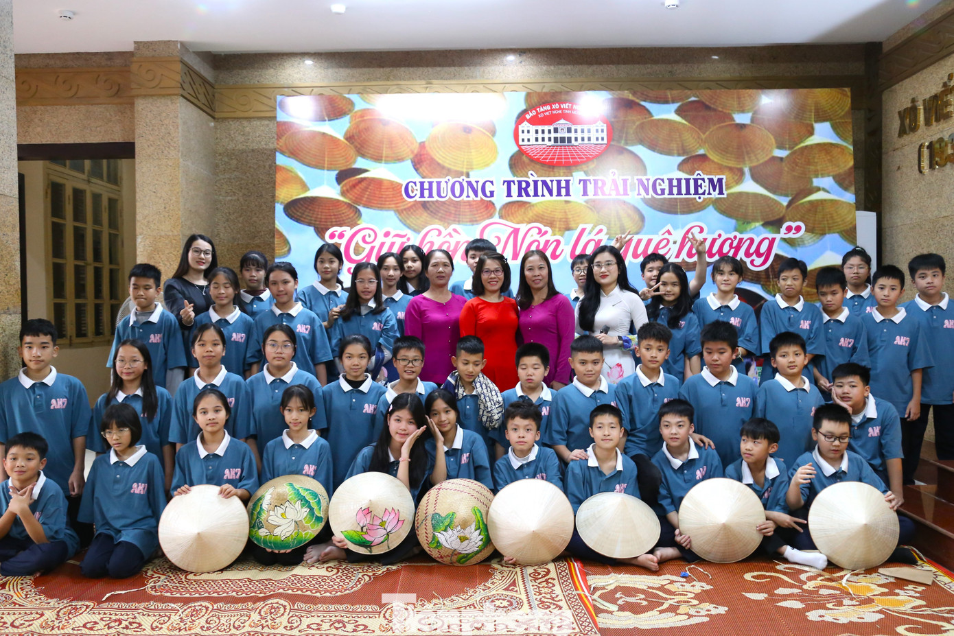 “Giữ hồn nón lá quê hương” là một trong những chương trình trải nghiệm hấp dẫn và ý nghĩa, góp phần lan tỏa tình yêu quê hương thông qua việc tìm hiểu những làng nghề thủ công truyền thống, giúp các em học sinh trân quý hơn những sản phẩm mang đậm bản sắc văn hóa, con người Việt Nam.