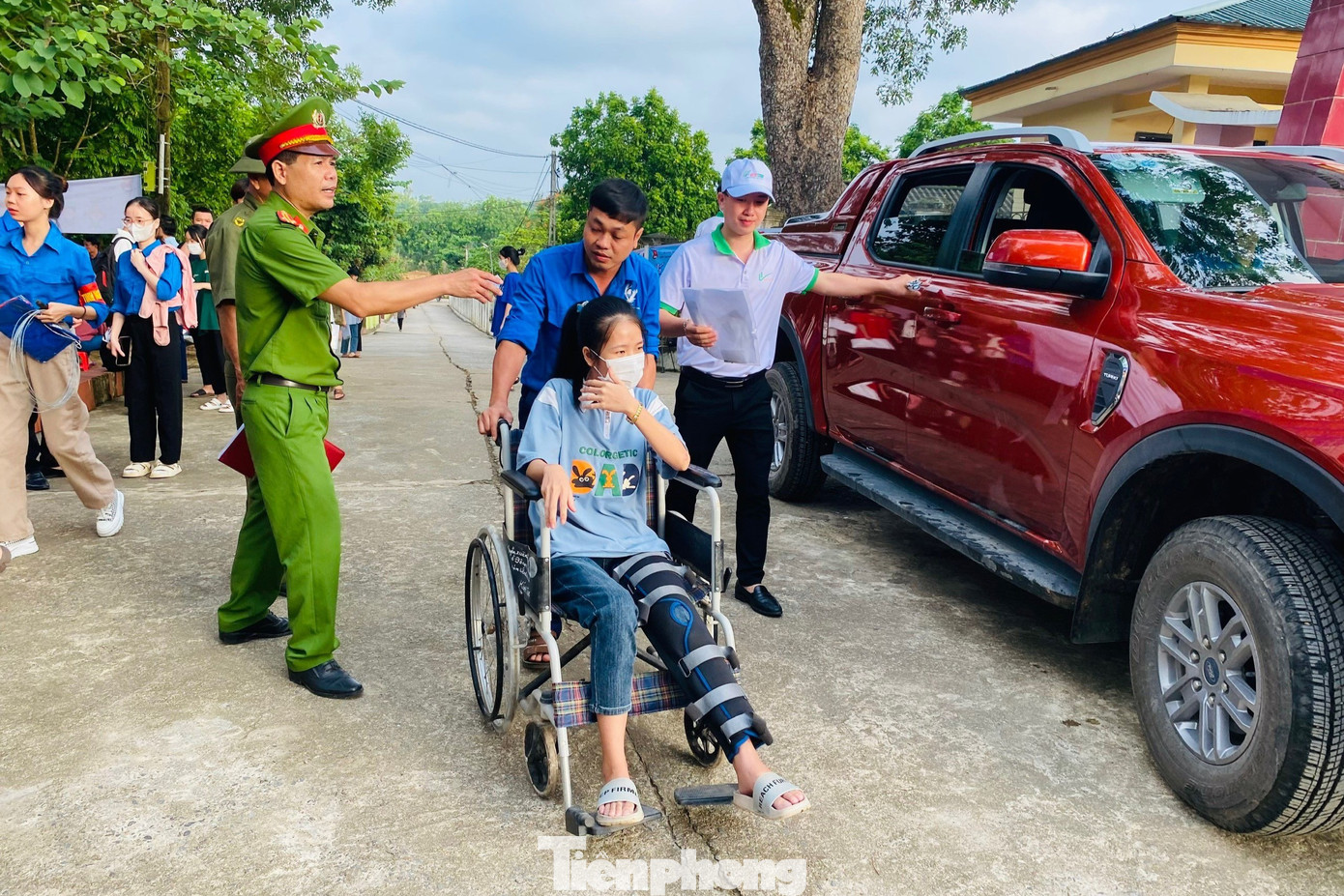 Tại điểm thi trường THPT Thanh Chương 3, huyện Thanh Chương, đoàn viên thanh niên hỗ trợ em Nguyễn Thị Hoa (SN 2005, trú xóm Nho Liên, xã Thanh Nho, huyện Thanh Chương) vào phòng thi. Hoa bị tràn dịch khớp gối không thể tự đi lại được. Hoàn cảnh gia đình vô cùng khó khăn. Bố mất sớm, mẹ đi làm ăn tại tỉnh Bình Dương, Hoa ở nhà với chị gái. Tại điểm thi trường THPT Thanh Chương 3, huyện Thanh Chương, đoàn viên thanh niên hỗ trợ em Nguyễn Thị Hoa (SN 2005, trú xóm Nho Liên, xã Thanh Nho, huyện Thanh Chương) vào phòng thi. Hoa bị tràn dịch khớp gối không thể tự đi lại được. Hoàn cảnh gia đình vô cùng khó khăn. Bố mất sớm, mẹ đi làm ăn tại tỉnh Bình Dương, Hoa ở nhà với chị gái.