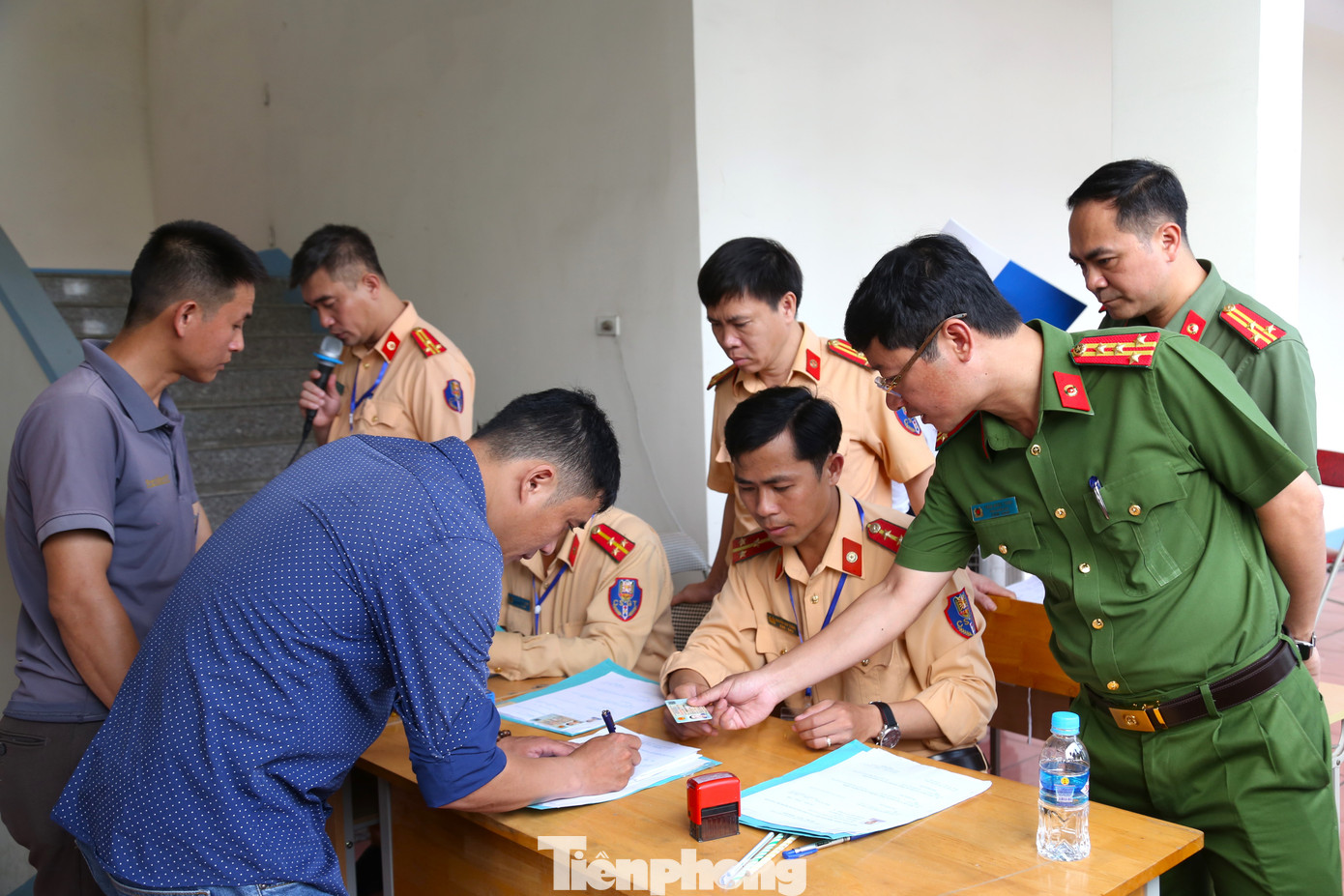 Đại tá Trần Ngọc Tuấn – Phó Giám đốc Công an tỉnh Nghệ An kiểm tra công tác sát hạch