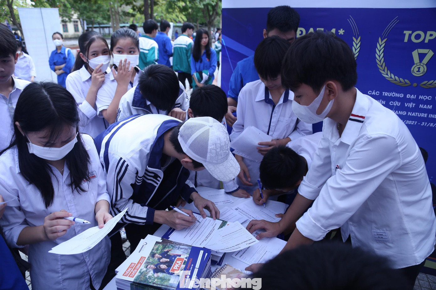 Các bạn học sinh được tư vấn lựa chọn nghề nghiệp Các bạn học sinh được tư vấn lựa chọn nghề nghiệp