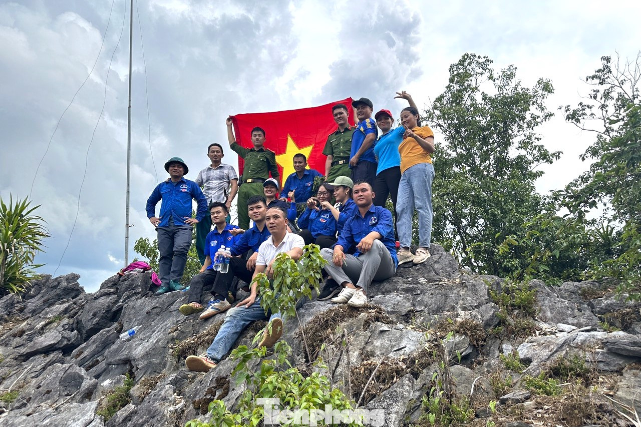 Lèn Vũ cao gần 400m, gồm 2 đỉnh lèn, thuộc địa phận thôn 8 và thôn 9, xã Tường Sơn.