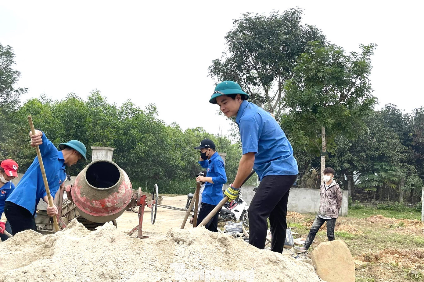 Anh Sơn tham gia làm công trình sân bóng chuyền trên địa bàn.