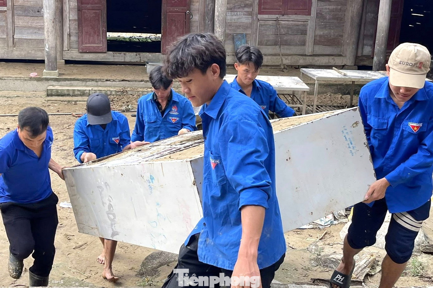 Phát huy tinh thần xung kích, tình nguyện, sau khi lũ rút, lực lượng đoàn viên thanh niên xã Hữu Khuông đã hỗ trợ nhà trường dọn dẹp.